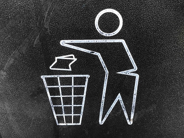 Zeichnung eines Mannes, der Müll in einen Mülleimer wirft