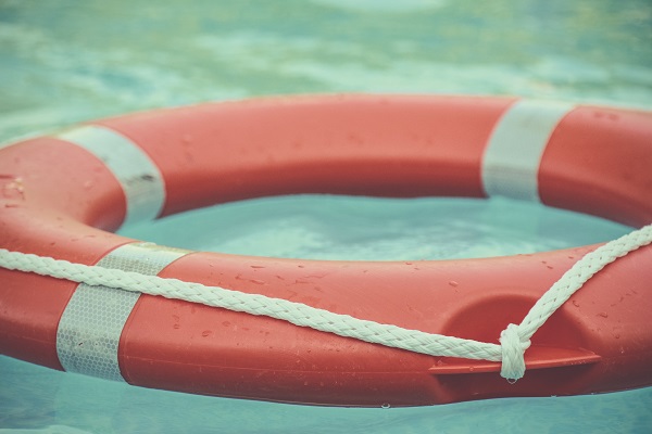 Ein Rettungsring, der im Wasser schwimmt